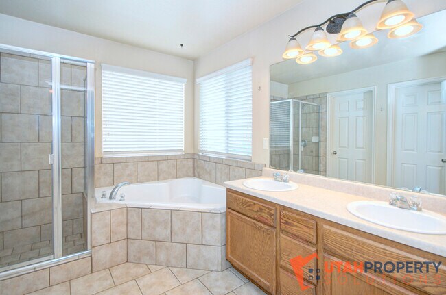 Building Photo - 4638 Seminole Cir