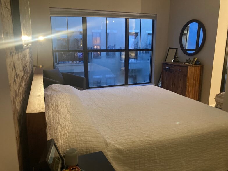 Building Photo - 1803 Broadway