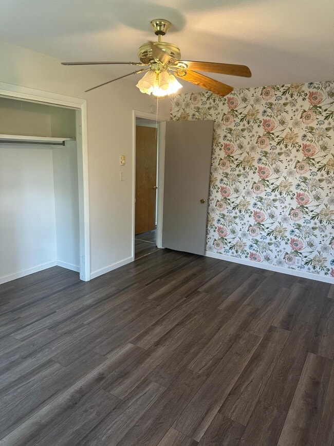 Building Photo - 4305 E Maple Manor Pkwy