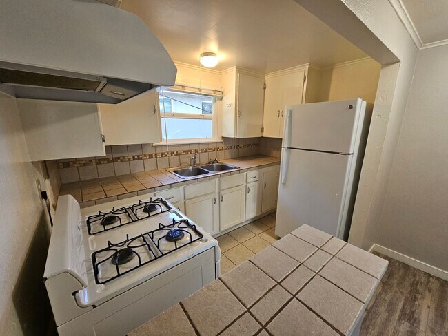 Building Photo - 2 Bedroom 1 Bath Upstairs Apartment in Chico!