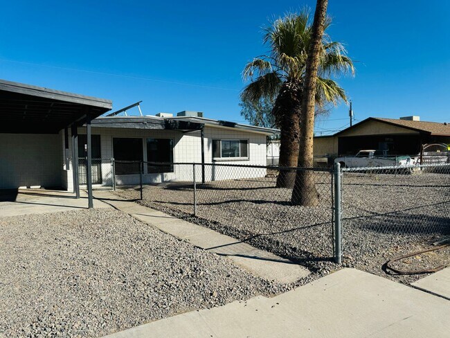 Building Photo - Spacious 3 Bedroom, 2 Bathroom Home with Solar in Bullhead City!
