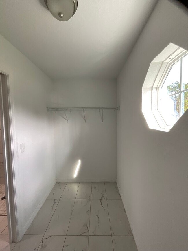 Building Photo - Custom Home - Desirable SE Ocala Neighborhood 3/2/2 **Won't Last**