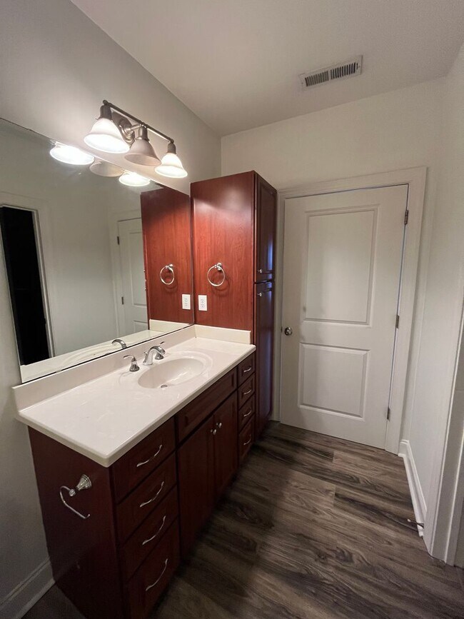 Building Photo - Modern condo  in the center of shopping , restaurants and entertainment venues.