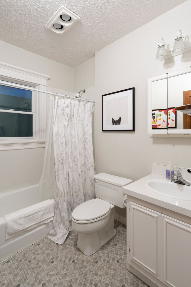 Building Photo - 26 NE 11th Ave