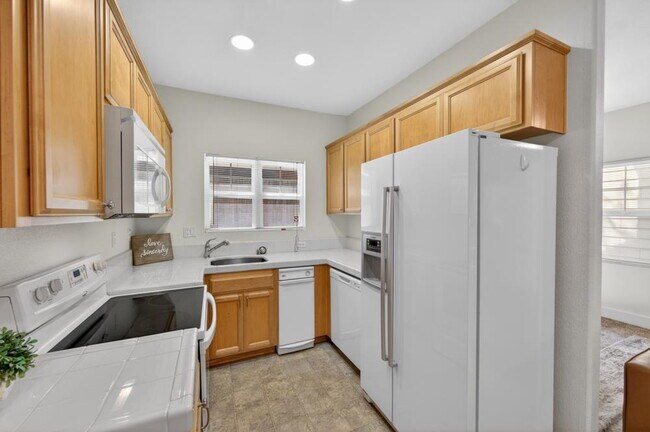 Building Photo - Charming 3-Bed Home in Sacramento with 2.5 Baths