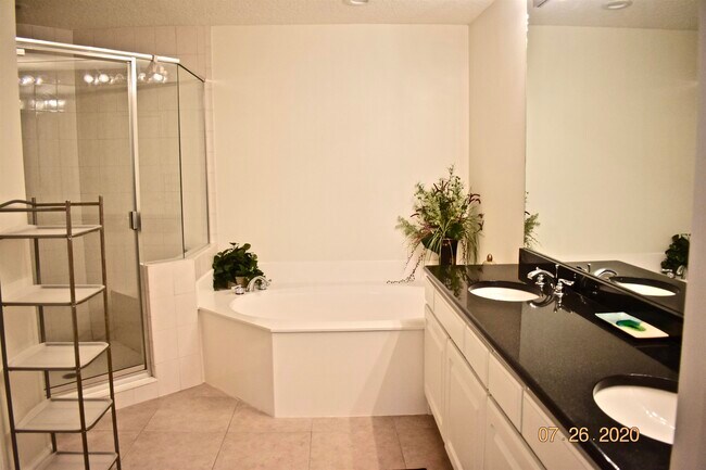 Building Photo - 215 S Ocean Grande Dr