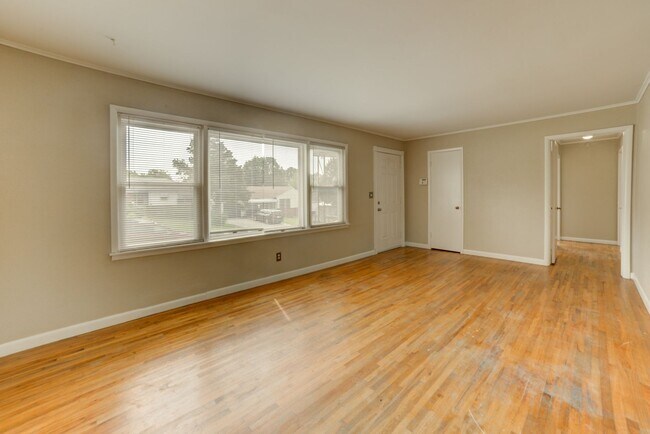 Building Photo - Charming 3 Bedroom 1 Bath near Route 66!