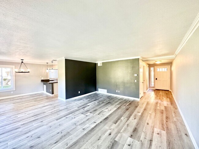 Building Photo - Beautiful, End-Unit, Ground Level, Largest SF 1/1 layout in the Pala Mesa Villas Community with G...