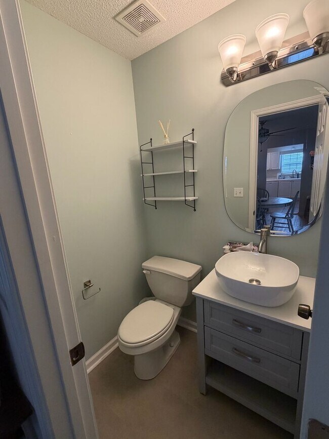 Building Photo - 253 Riverrun Dr