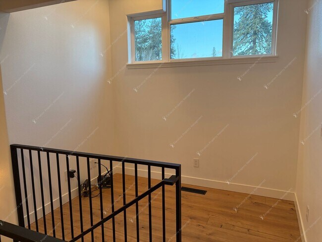 Building Photo - Find a piece of serenity in Historic Old Bend! (Unfurnished)