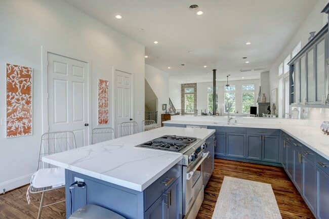 Building Photo - 513 E 11th St