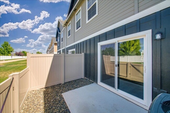 Building Photo - Cute Townhome in SW Boise