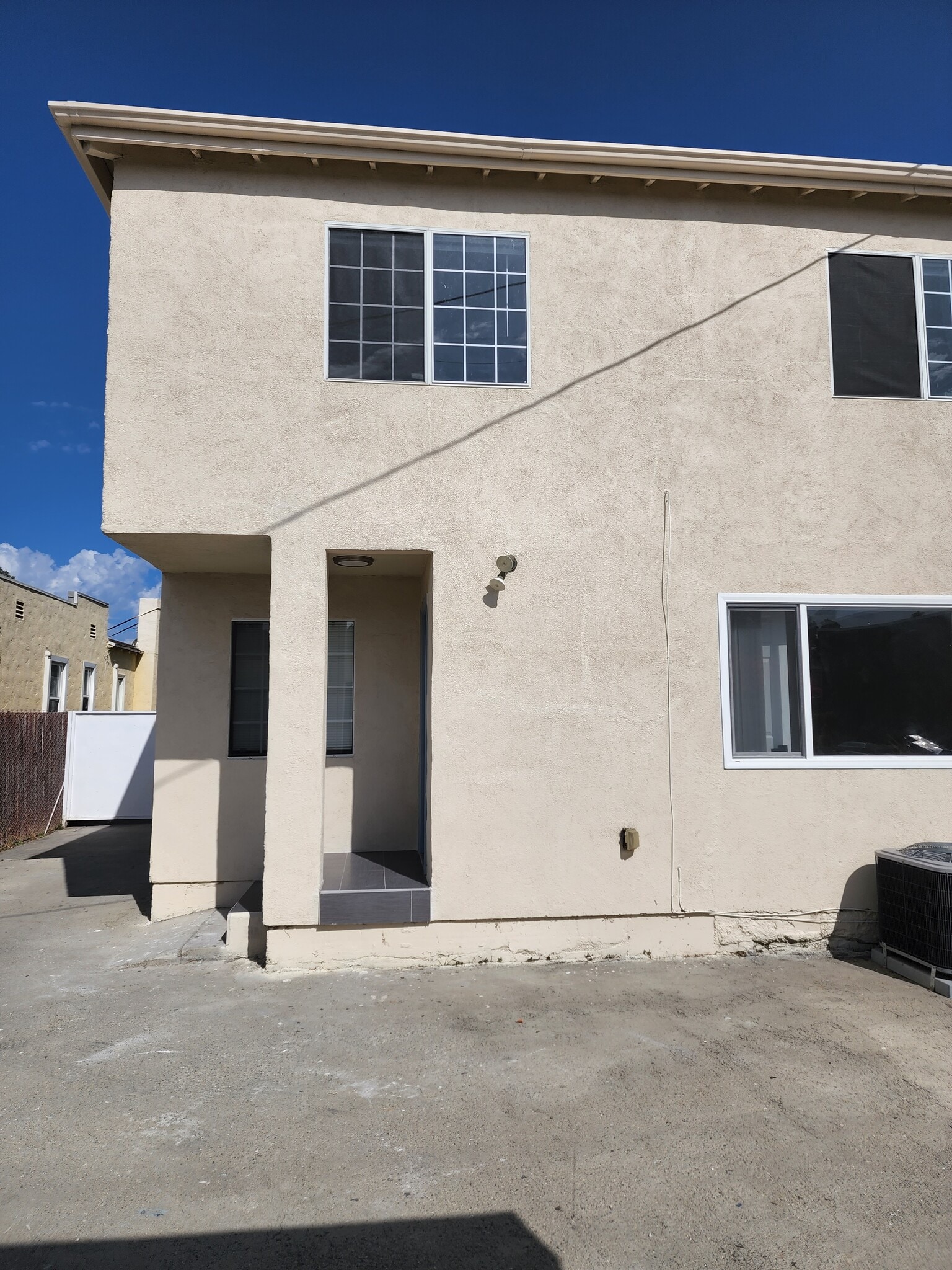 Building Photo - 2134 S Cloverdale Ave