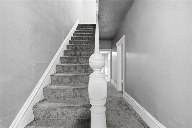 Building Photo - 5-bedroom, 1-bath home in East Pittsburgh