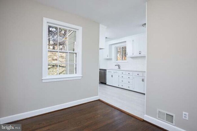 Building Photo - 221 Dale Dr