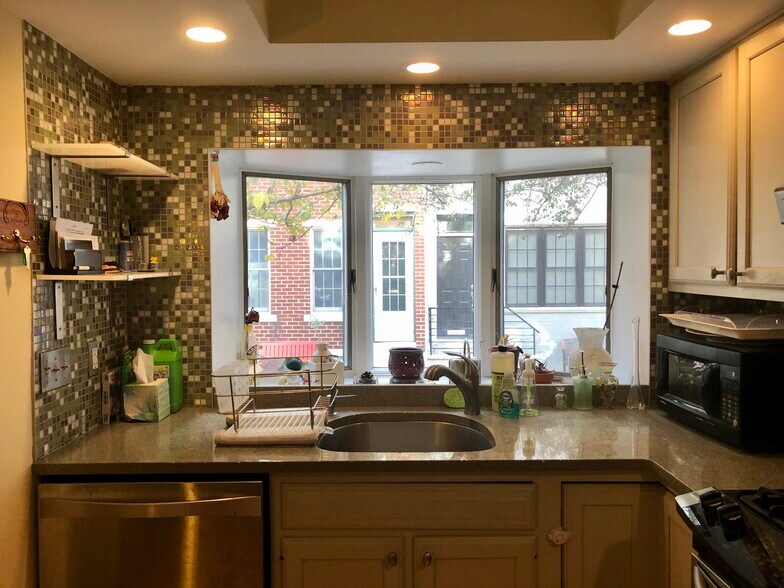 Building Photo - 711 Clymer St