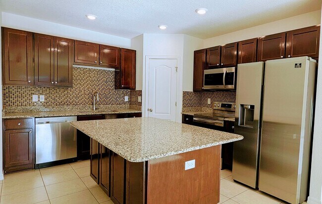 Building Photo - BEAUTIFUL 3-BEDROOM, 3-BATHROOM LUXURY TOW...