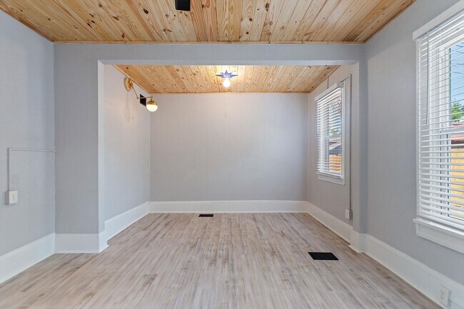 Building Photo - Charming 1 Bed, 1 Bath Apartment - All  Ut...