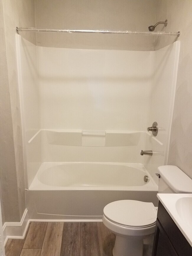Building Photo - Spacious 4 bedroom 2 bath renovated single...