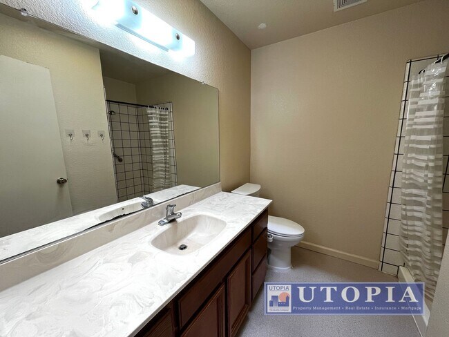 Building Photo - Charming 3 Bedroom, 2-bathroom Townhouse v...