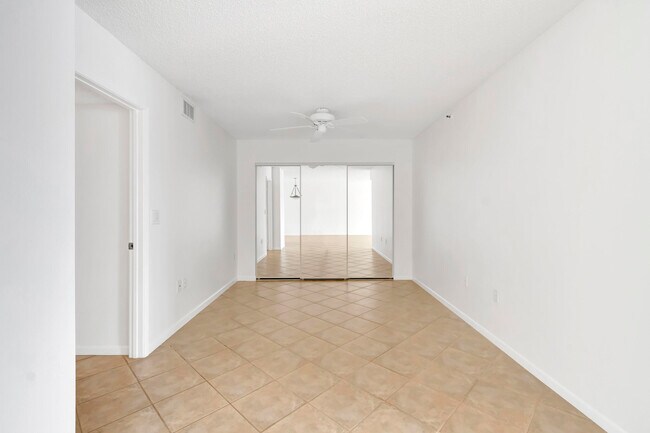 Building Photo - 14096 Huntington Pointe Dr