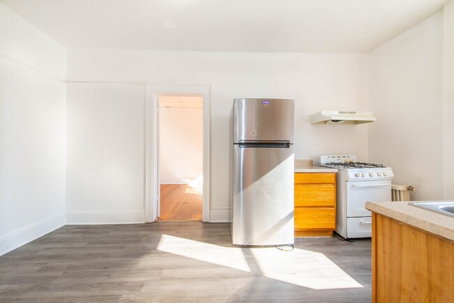 Kitchen Photo #2 - 355 Lincoln Ave