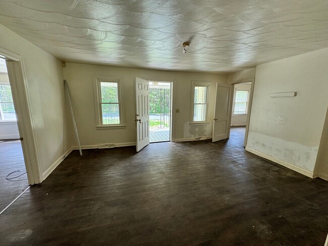 Building Photo - 2/1 with extra space in Uptown Shelby, NC