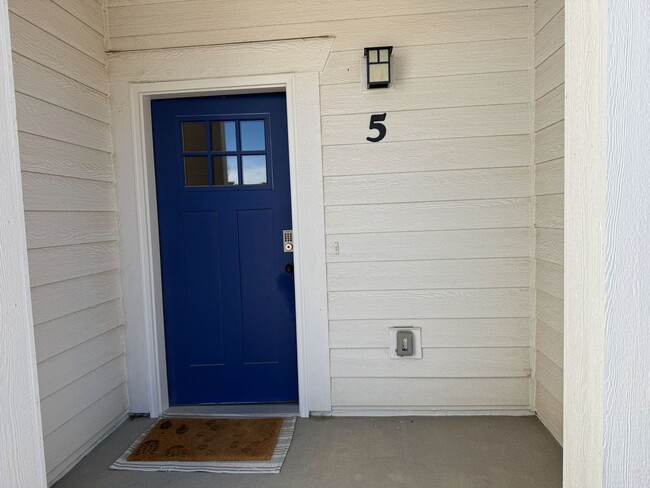 Building Photo - Beautiful Home in Windsor with Internet Included!