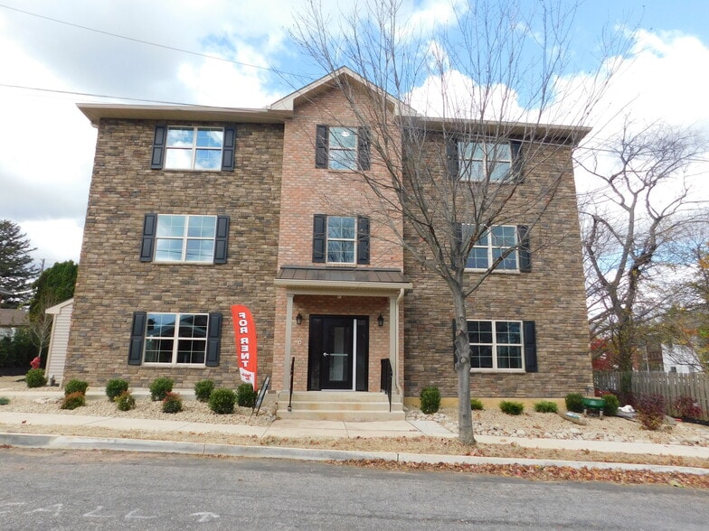 Building Photo - 1513 Maple St