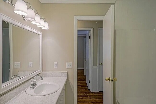 Building Photo - Charming 3BD, 1.5BA Garner Home Near White Oak Crossing