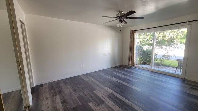 Building Photo - 3 bd/2 ba Townhouse close to USD.