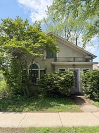 Building Photo - 3 Bedroom Apartment in Burlington VT Available NOW! OFF STREET PARKING, LAUNDRY, HEAT INCLUDED!