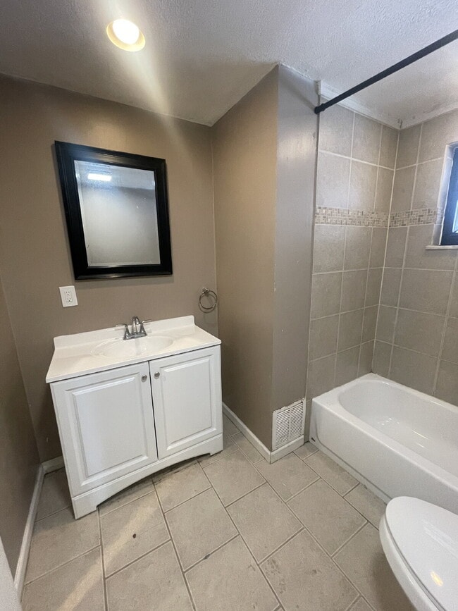 Building Photo - 149 Parkwood Rd