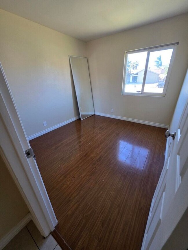 Building Photo - Close to Cal State