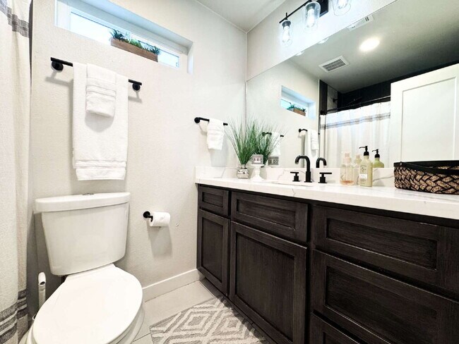 Building Photo - "Newly Renovated 3-Bed, 2-Bath Condo in Yuma!"