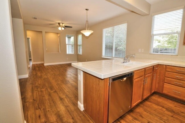 Building Photo - ADORABLE 3/2 Roseville Corner Lot Home!  PLEASE READ ENTIRE AD PRIOR TO CALLING AGENT FOR SHOWING.