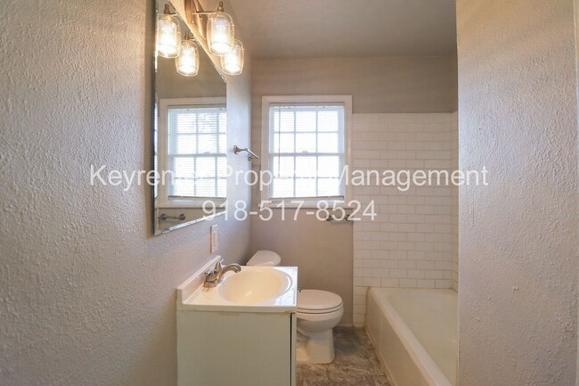 Building Photo - Cozy 2 Bedroom 1 Bathroom Home In Kendall-Whittier