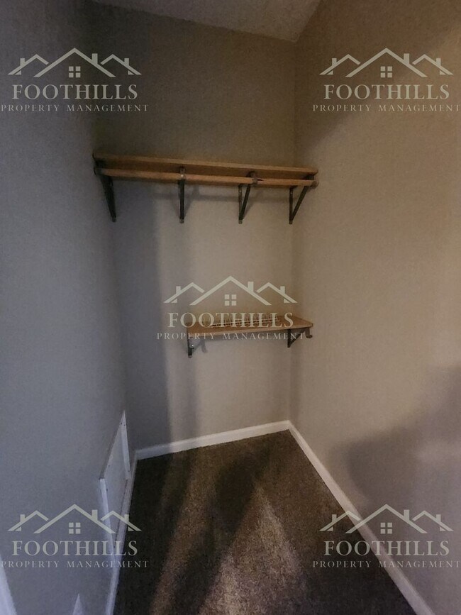 Building Photo - 6 Robert de Brus Cir