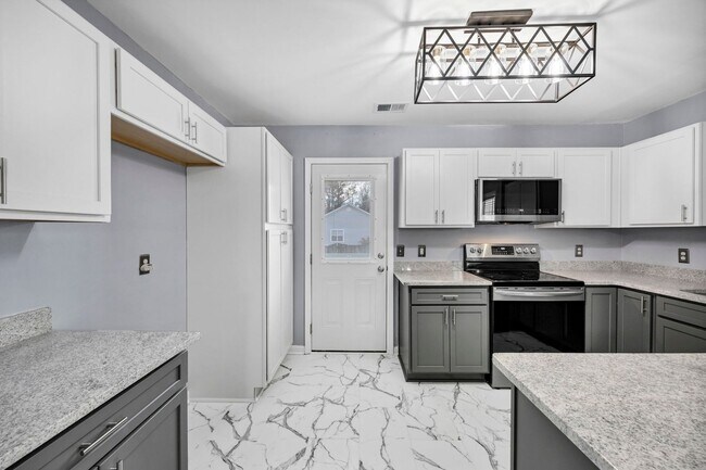 Building Photo - BEAUTIFULLY RENOVATED TWO BEDROOM IN CHAPIN