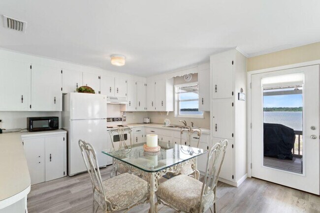 Building Photo - 2928 W Beach Blvd