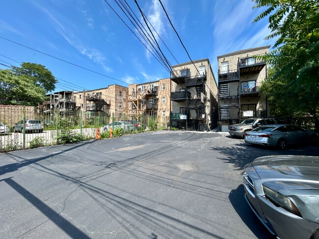 Building Photo - 5642 S Prairie Ave