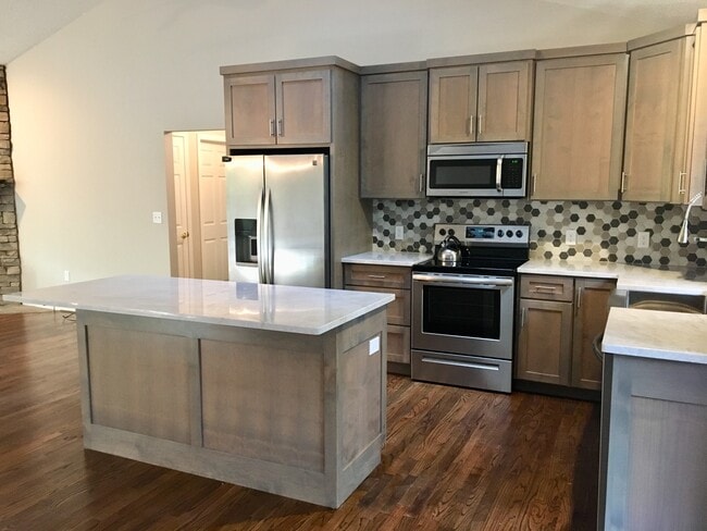 Building Photo - Black Mountain Rental
