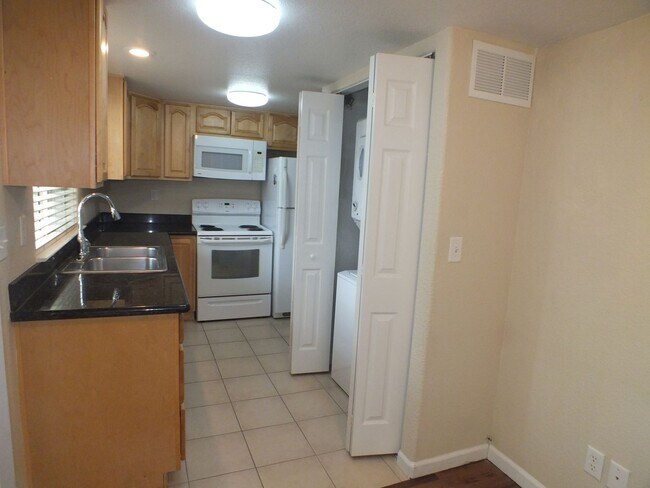 Building Photo - Cameron Park 2/1.5 townhouse style apt