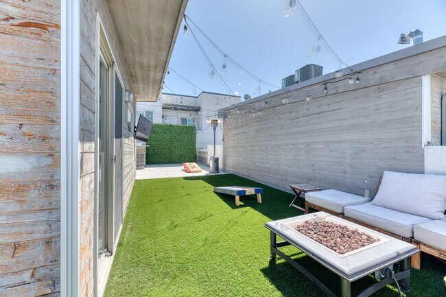 Building Photo - 2103 W 32nd Ave