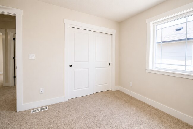 Building Photo - 402 NE 77th Ave