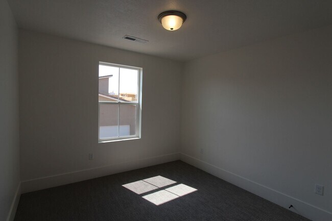 Building Photo - 762 W Sunfire Ln