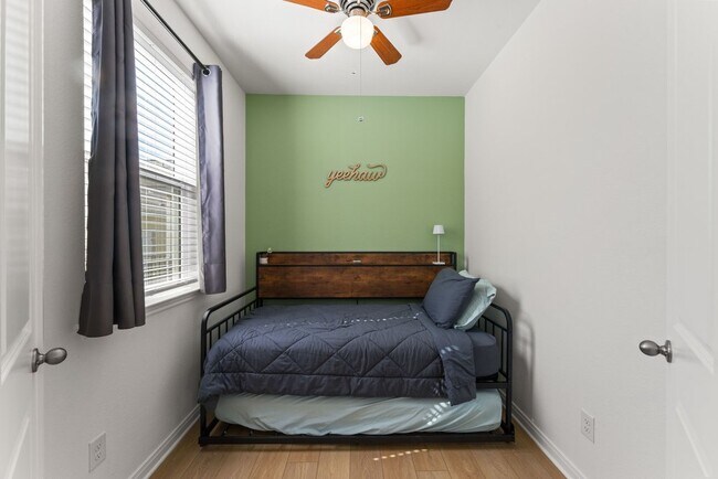 Building Photo - 2119 Hofstaat