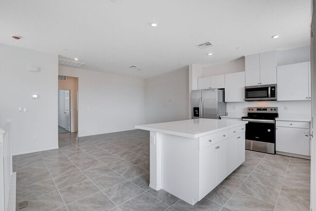 Building Photo - BRAND NEW TOWNHOME OFF 215 AND RUSSELL * N...