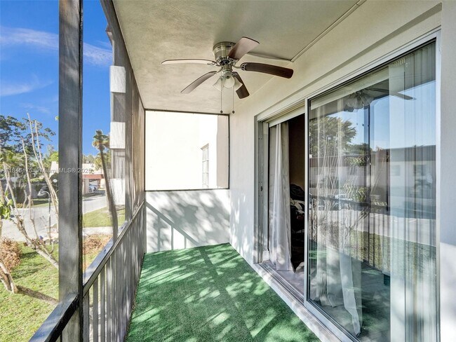 Building Photo - 4152 Inverrary Dr