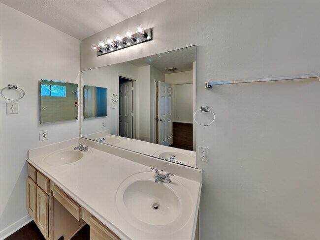 Building Photo - 10467 Twin Circles Dr